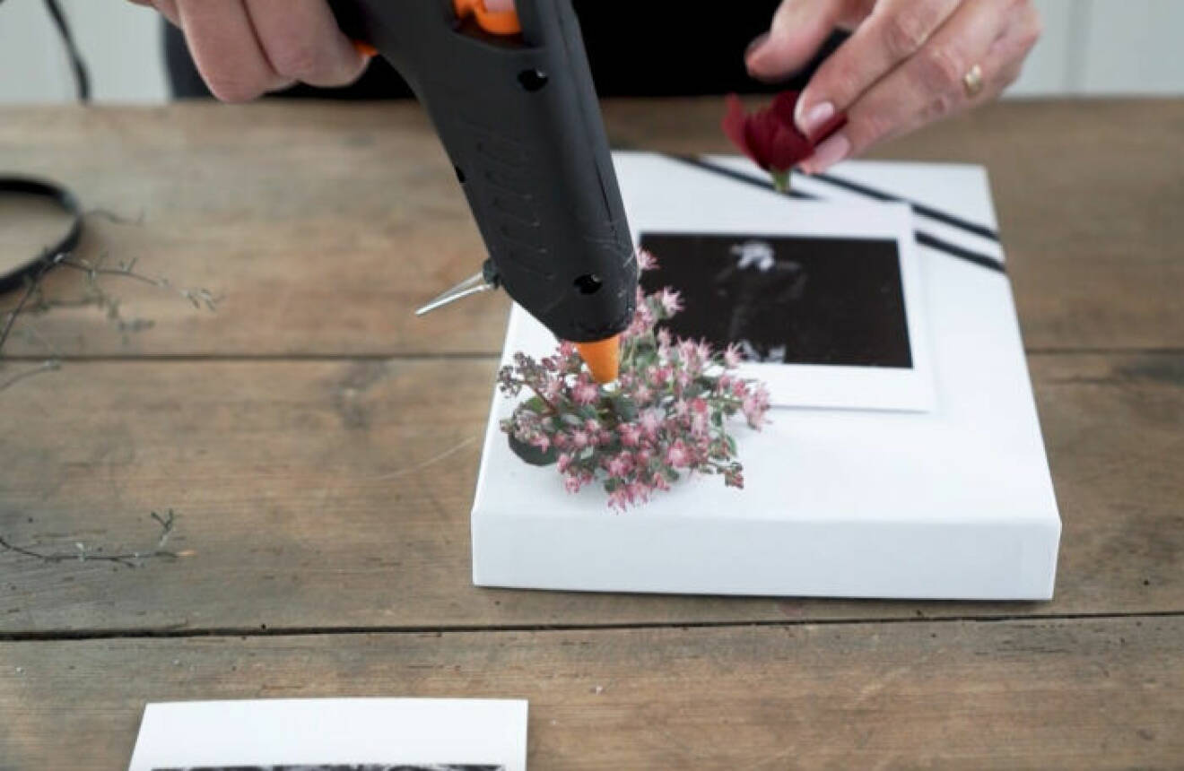 Dekorera julklappar – steg 3: Fäst blommor och växter med limpistol.