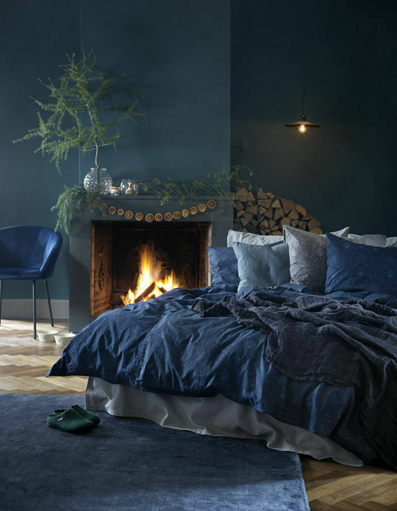 Blå sängkläder skapar ett mysigt sovrum.