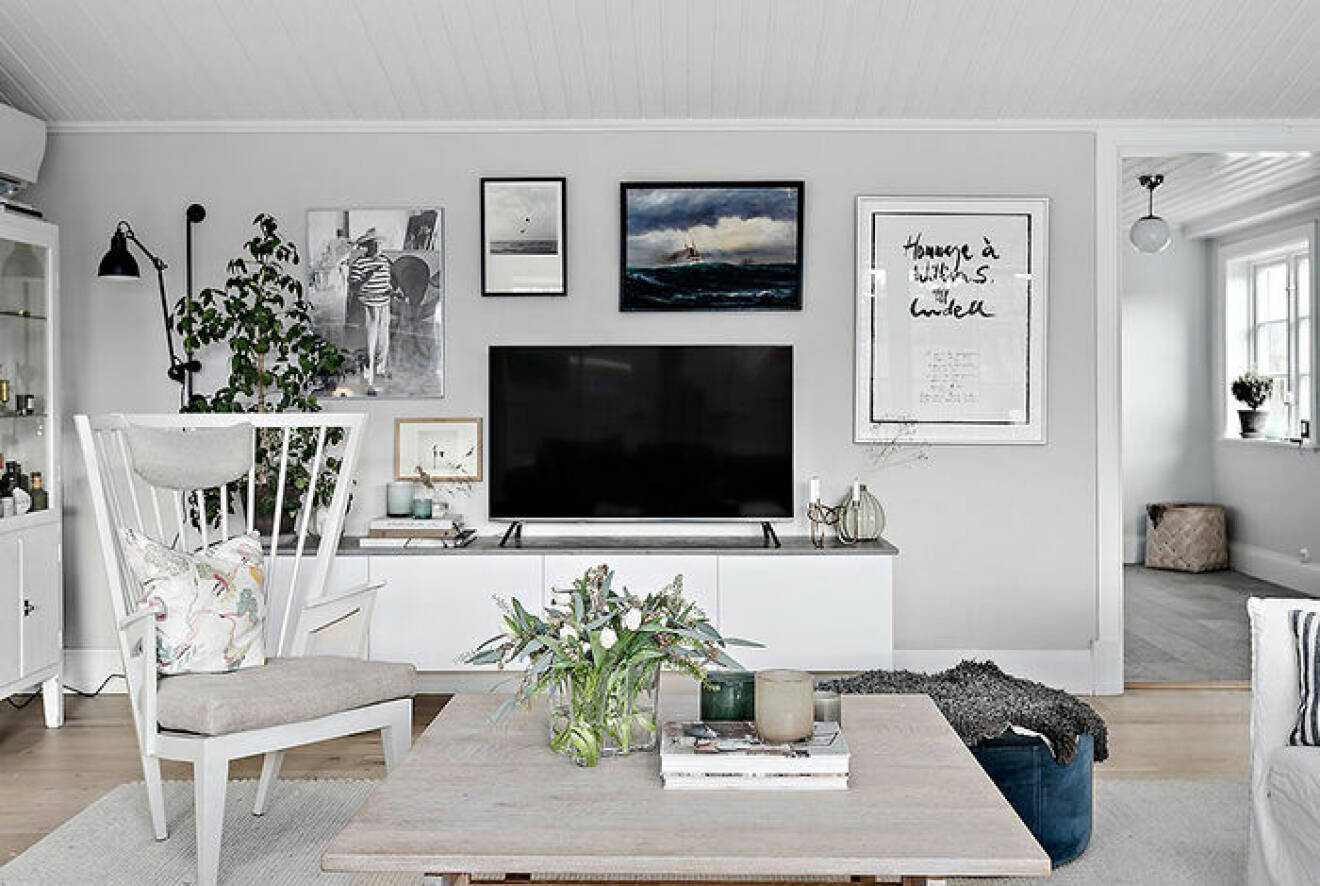 Johanna Bradford säljer sitt hus i Göteborg – vardagsrum med tv och tavelvägg