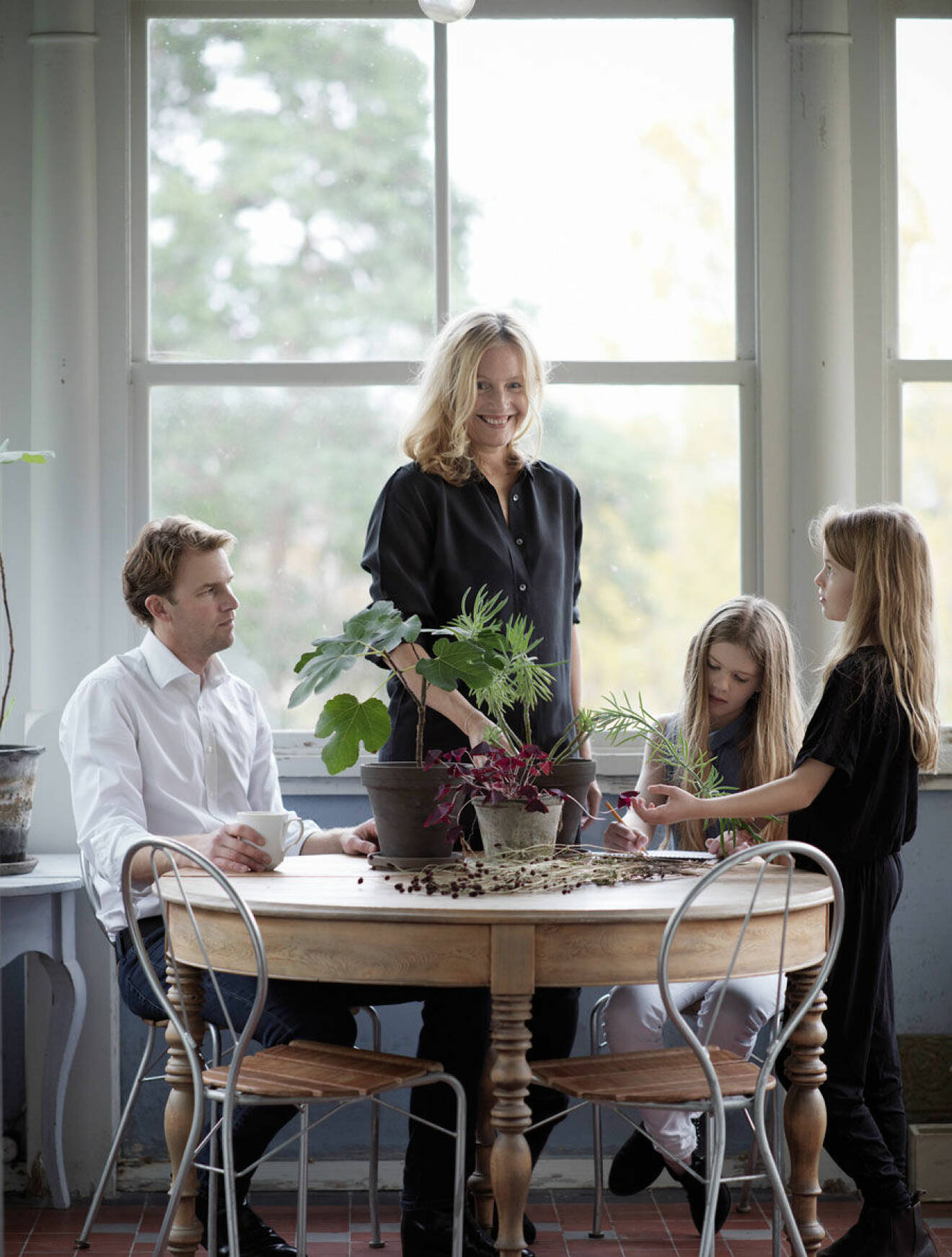 Anna Lenskog och Petter Belfrage med familj