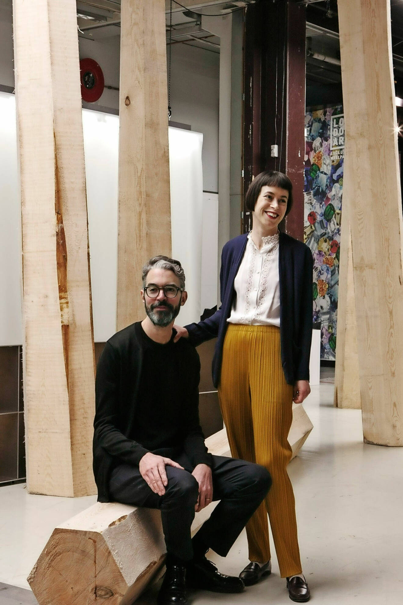 Ruxandra och Christian Halleröd i sin trendsutställning på Stockholm Furniture Fair 2018. Trä är ett favoritmaterial och i utställningen var det furu som var i fokus. En viktig samarbets-partner till utställningen var Svenskt Trä.