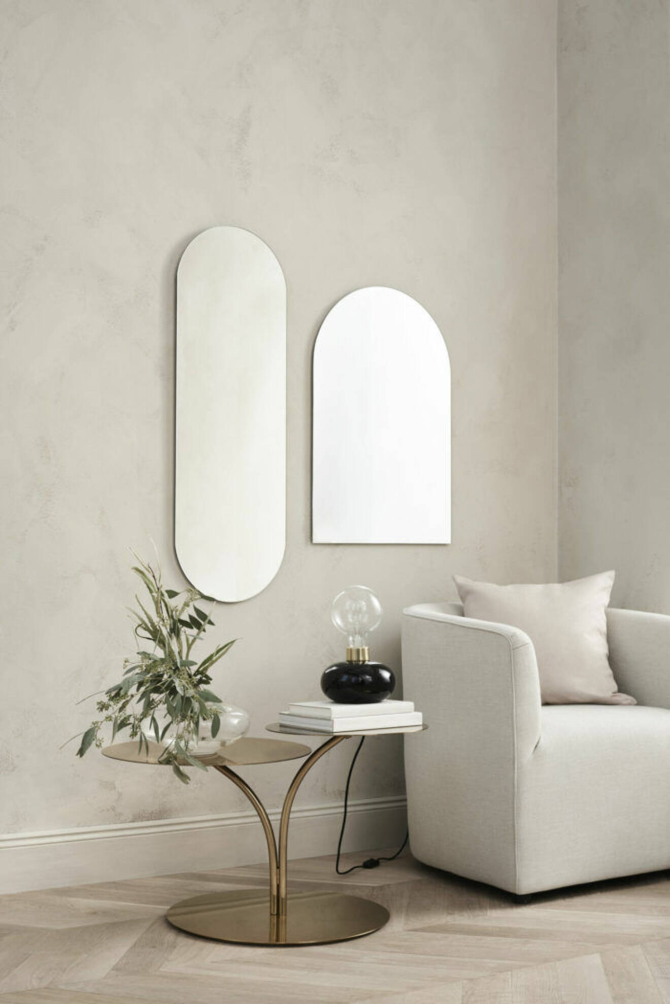 Speglar, bord och fåtölj från H&M Homes vårkollektion 2019 