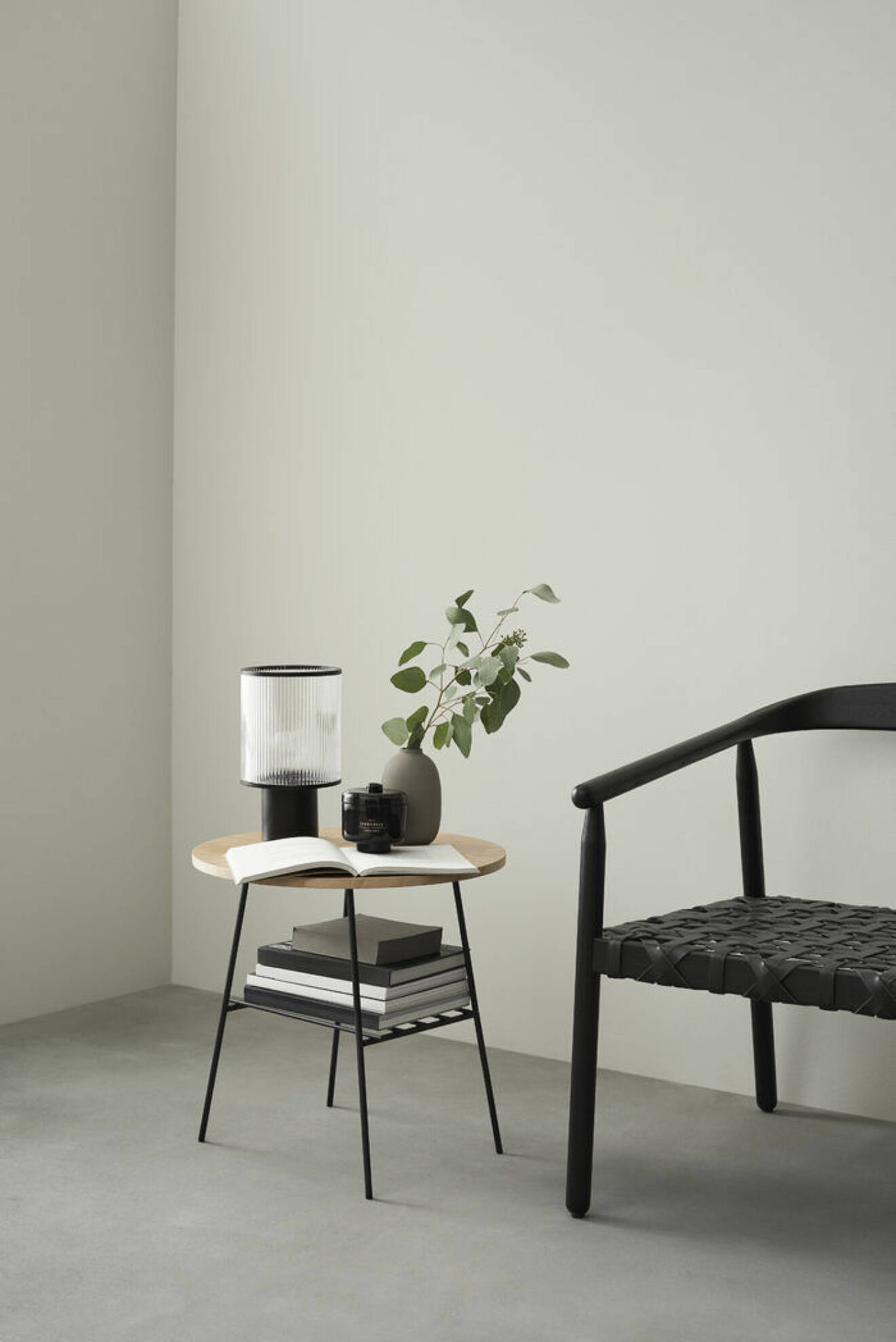 Svart karmstol och sidobord i trä med svarta stålben från H&M Homes mäbelkollektion våren 2109 