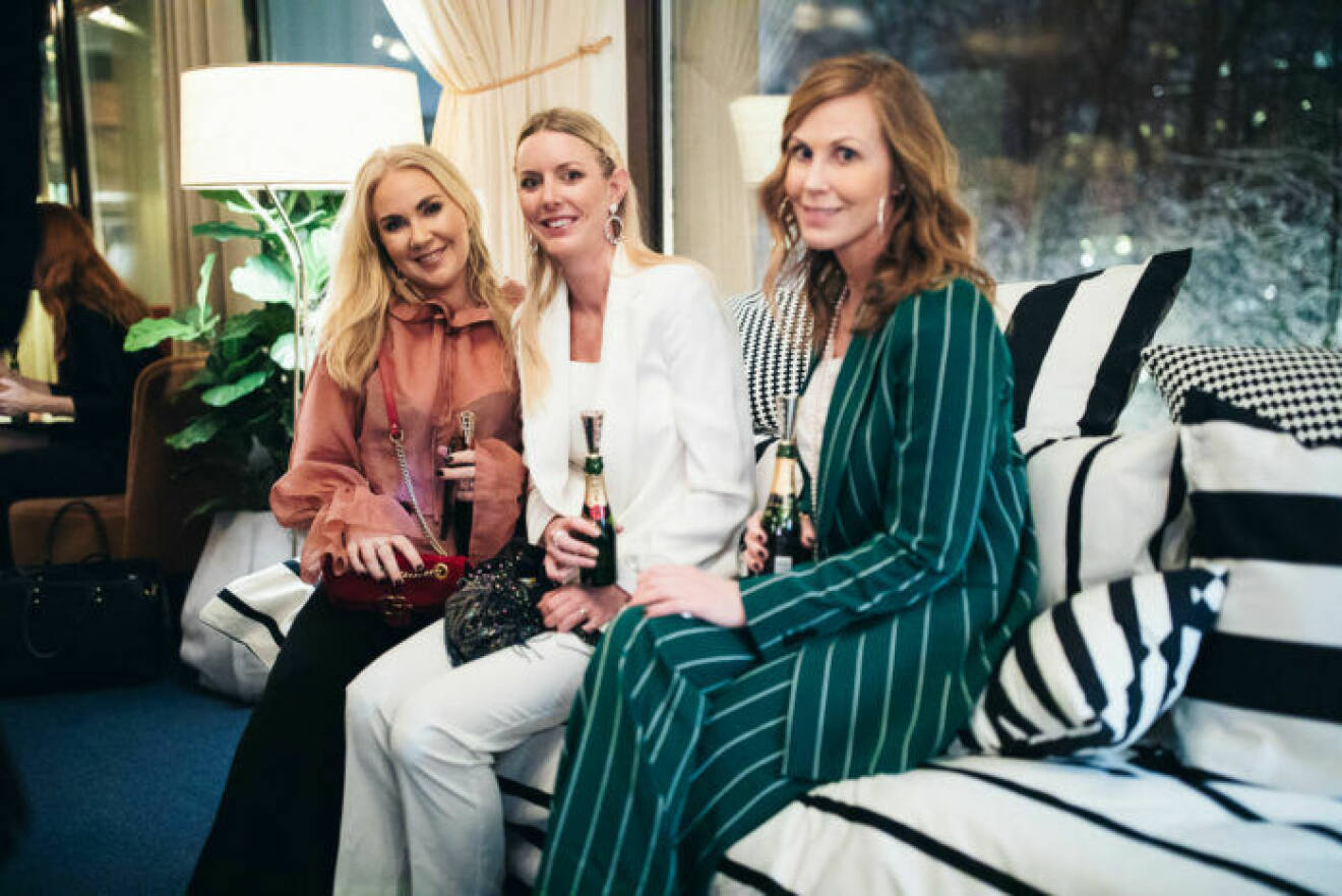 Gäster i den randiga soffan på festen på ELLE Decoration Swedish Design Awards 2019