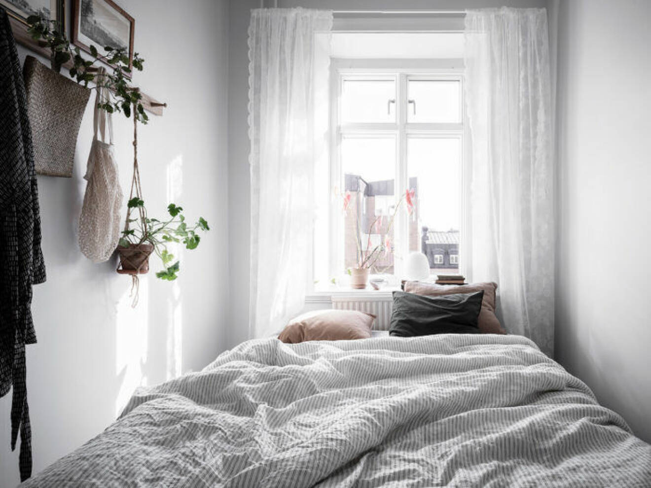 Somrig möblering med sängen vid fönstret 