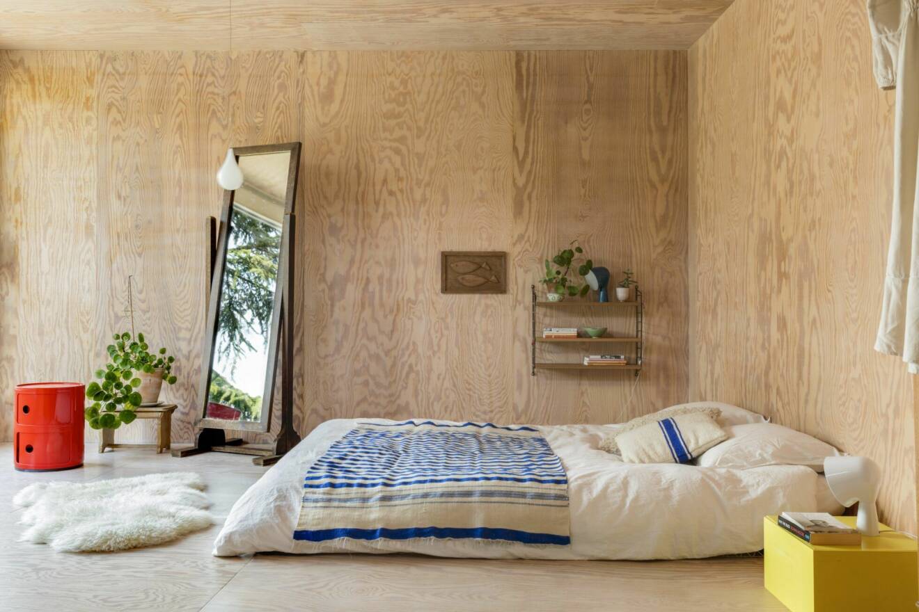 Sovrummet går helt i trä, utöver textilierna förstås