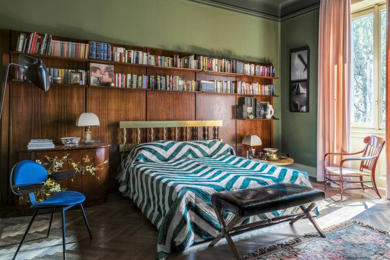 Ombonat sovrum med platsbyggd bokhylla över sängen