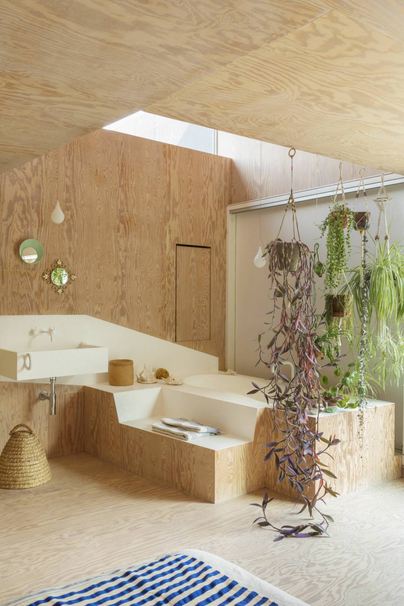 Badrummet går även det helt i trä, med växter som bryter av
