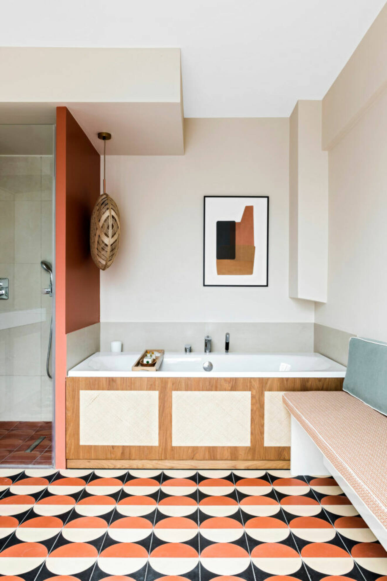 Badrum med golvplattor i geometriskt mönster som för tankarna till 60–talet