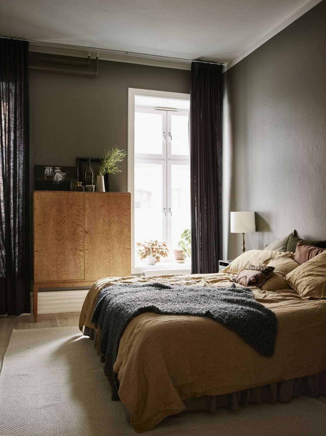 Sovrummet går i jordnära toner med väggar i ljusbrunt och textilier och möbler i olika nyanser av brunt