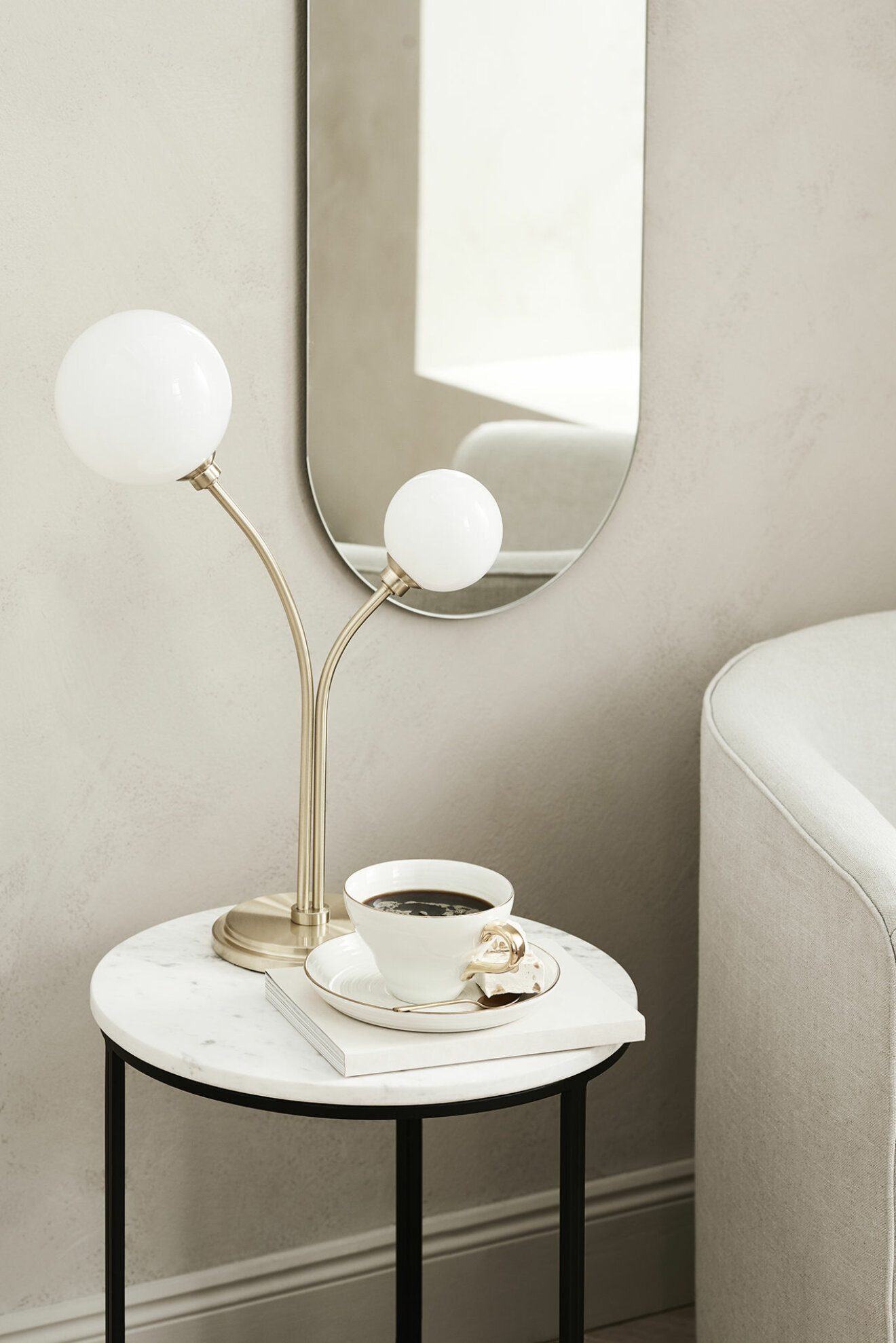 Retroglammig spegel och lampa till ett sovrum i hotellstil