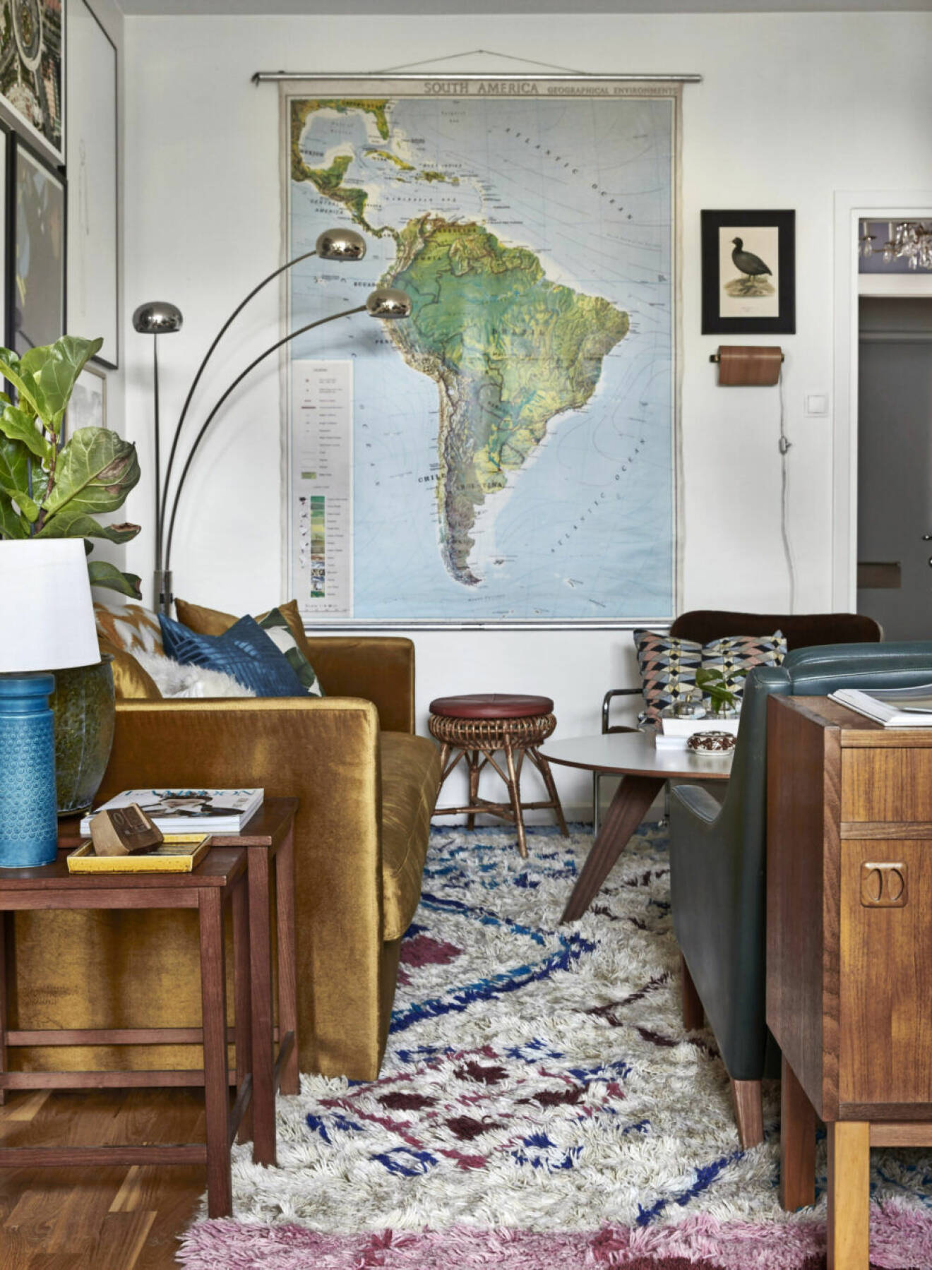 Karta över Sydamerika hängandes vid soffan i vardagsrummet