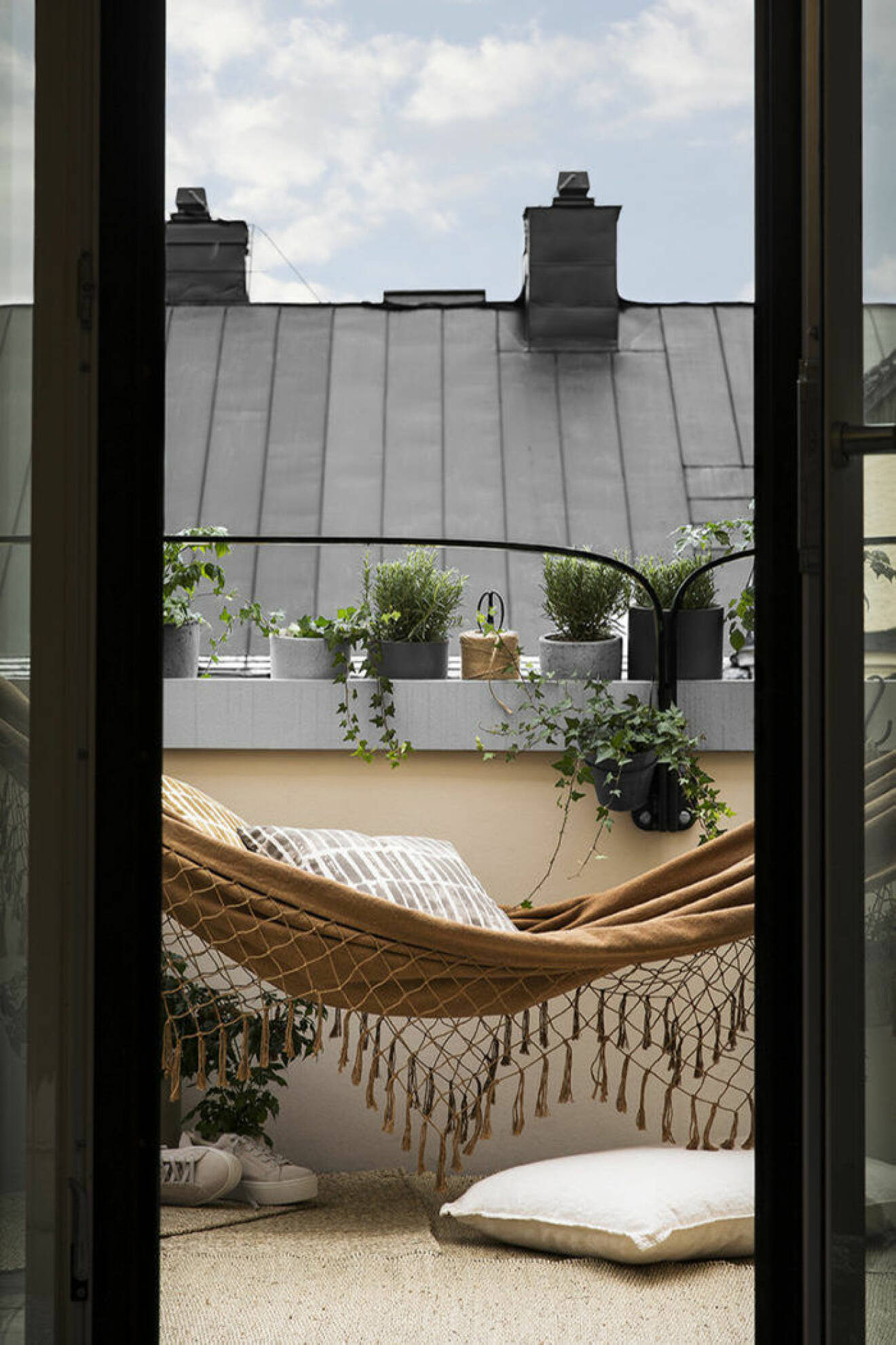 Inred snyggt på balkongen genom att tänka på alla nivåer – från golv till tak