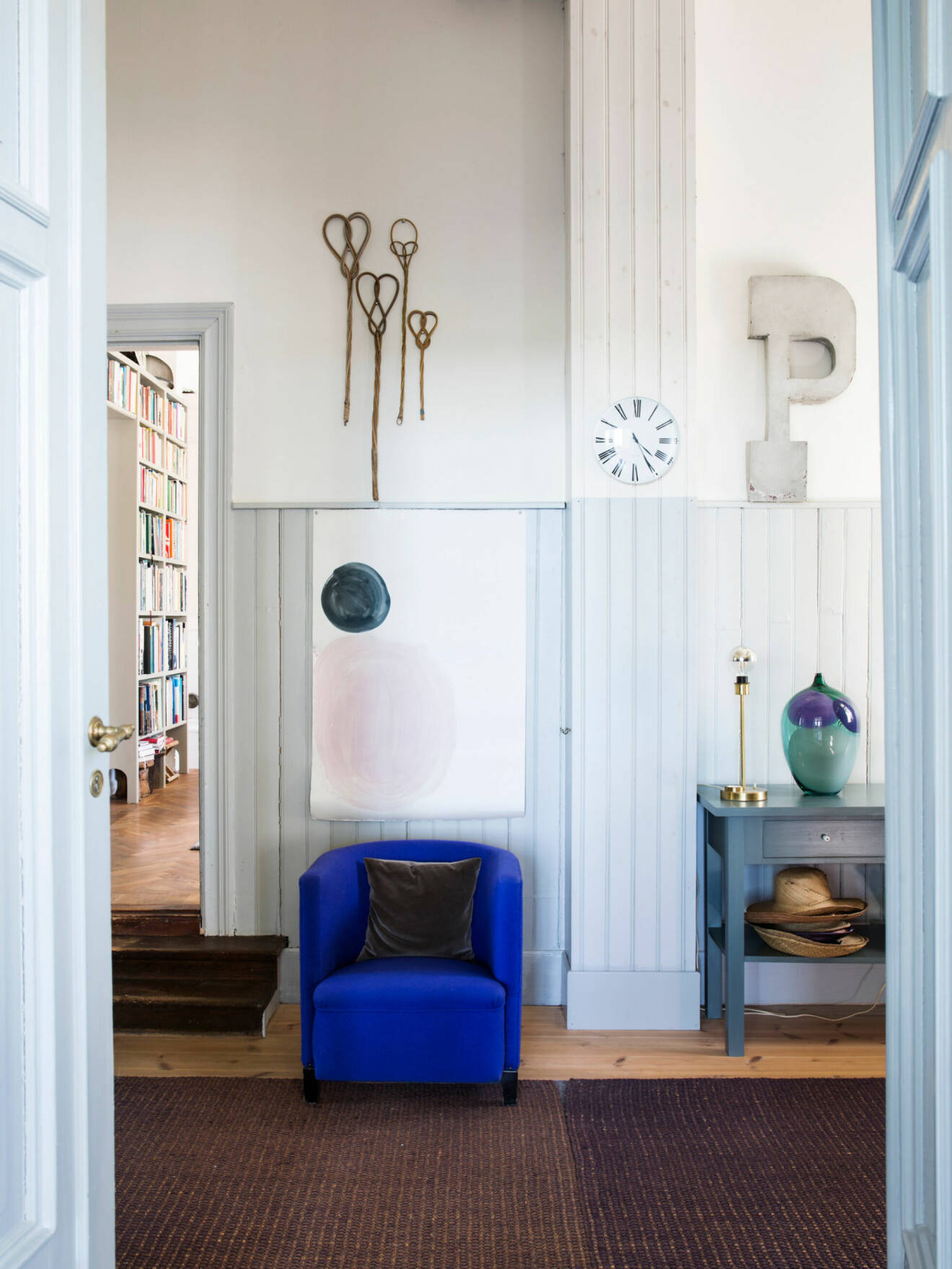 Koboltblå fåtölj, unika inredningsdetaljer och ljusa kulörer hemma hos glaskonstnären Gunnel Sahlin
