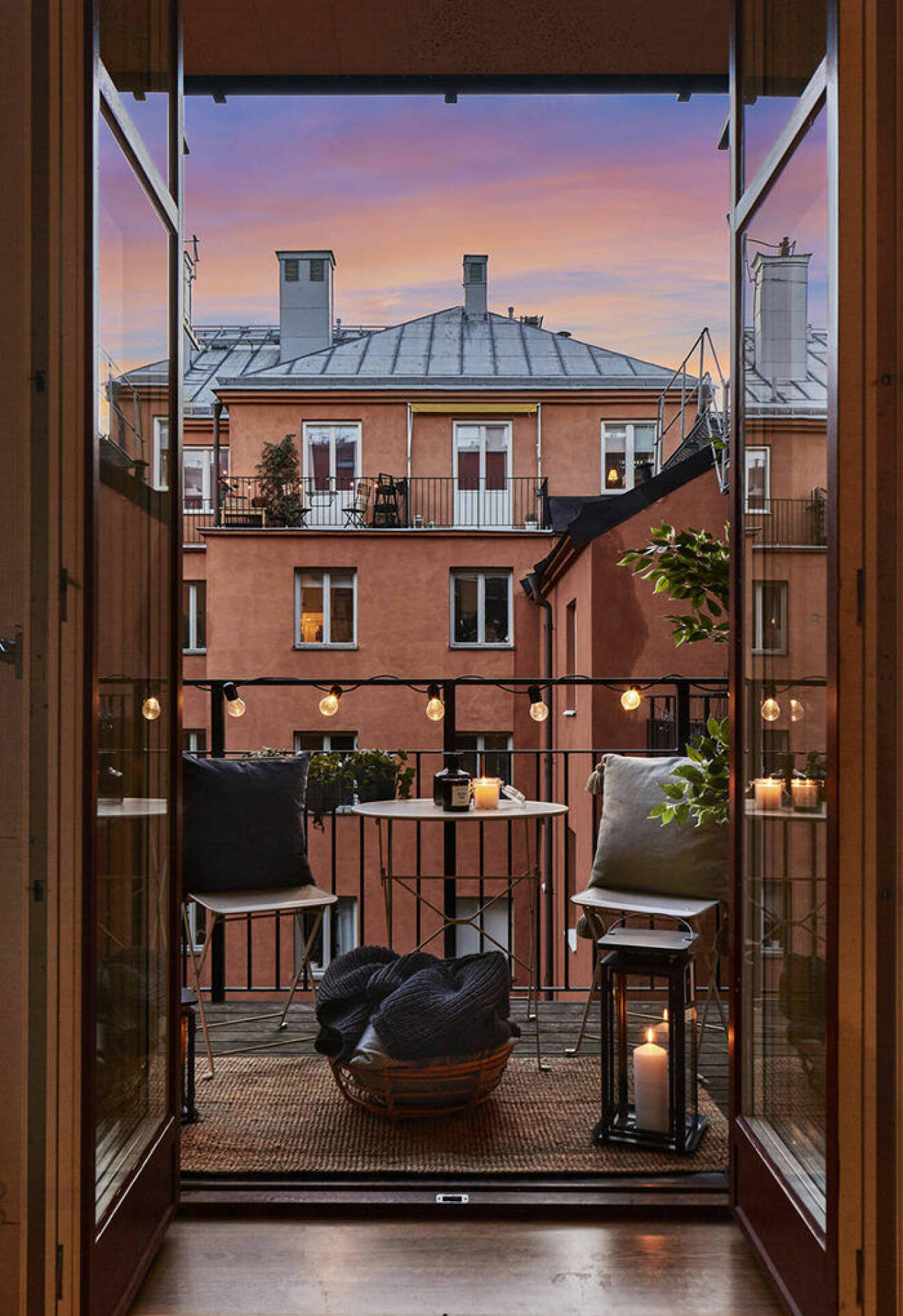 Mysig skandinavisk balkong med belysning