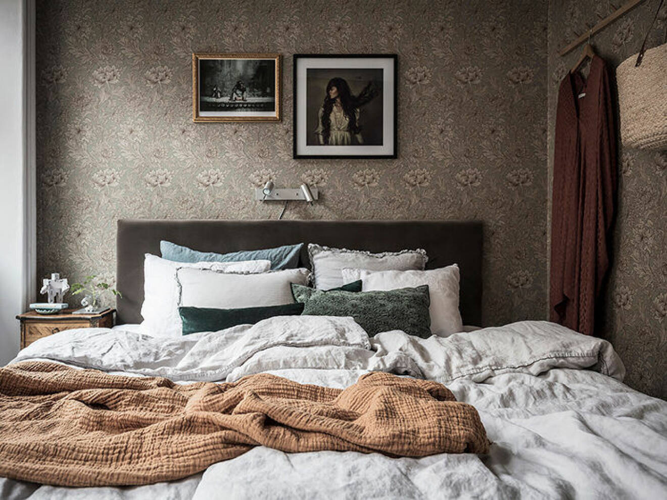 Ombonat, mysigt sovrum med mönstrad tapet