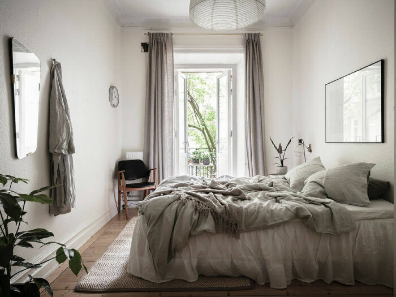 En väggklocka på sovrumsväggen kan bidra till mindre skärmtid i sovrummet