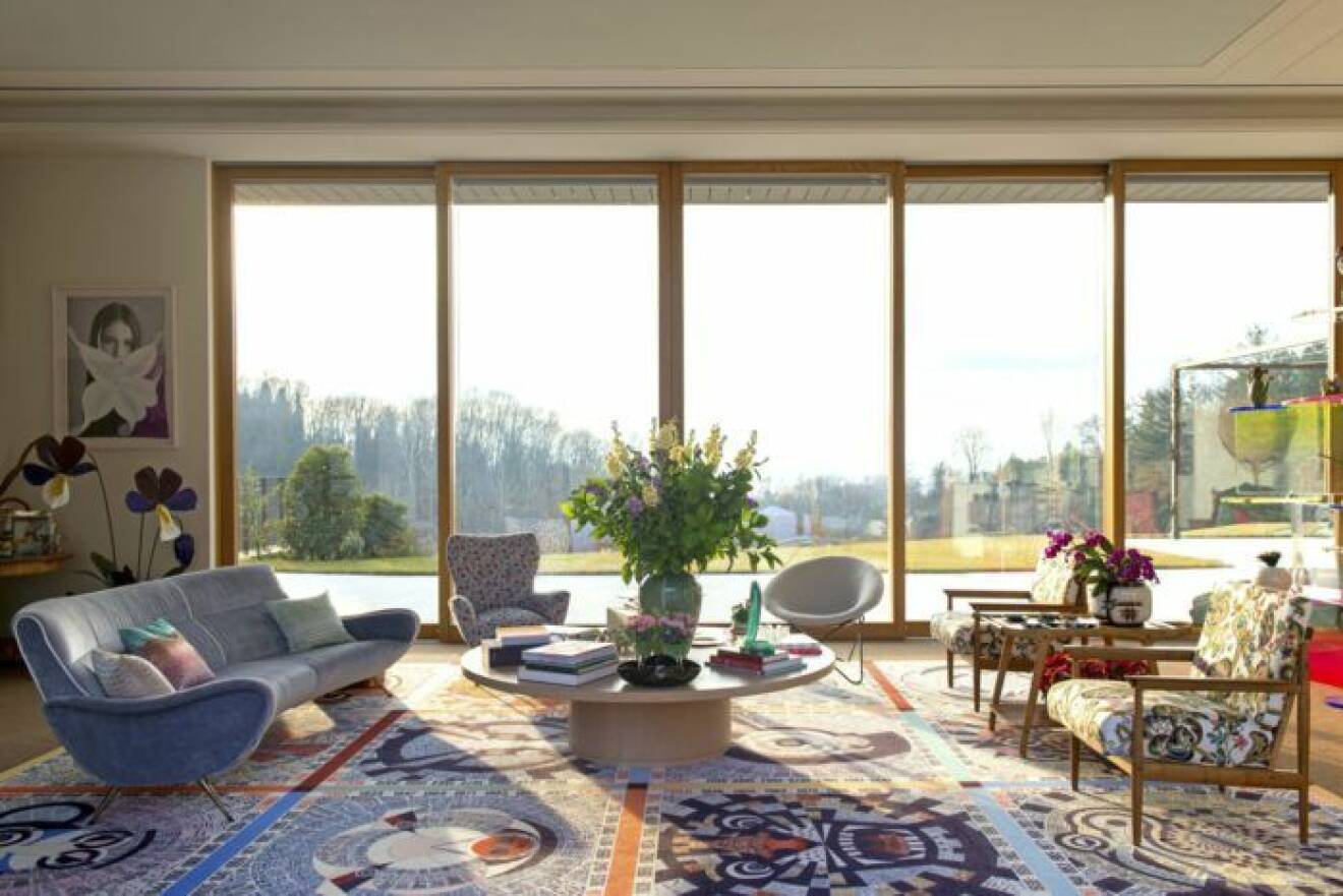 Vardagsrum med makalös utsikt, mönstrade möbler och rofylld känsla hos Margherita Missoni
