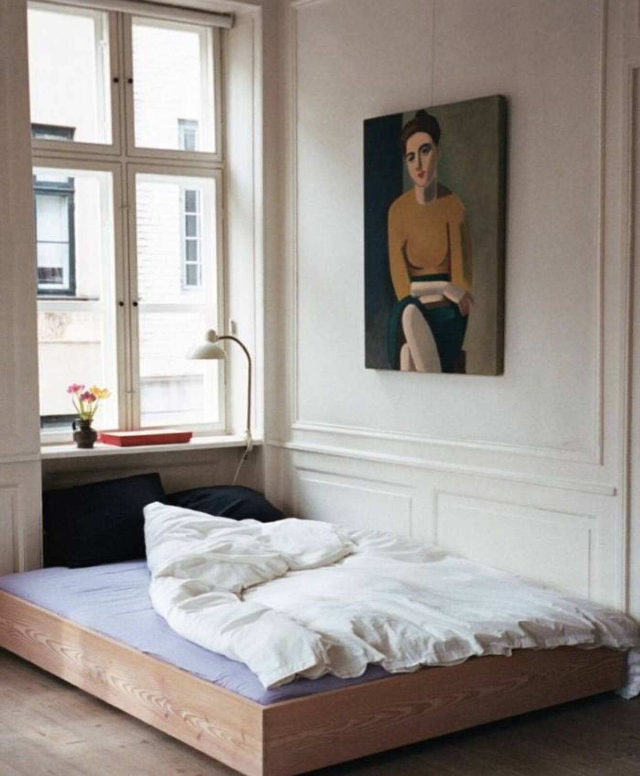Att ställa sängen direkt på golvet kan ge sovrummet en ny känsla. 