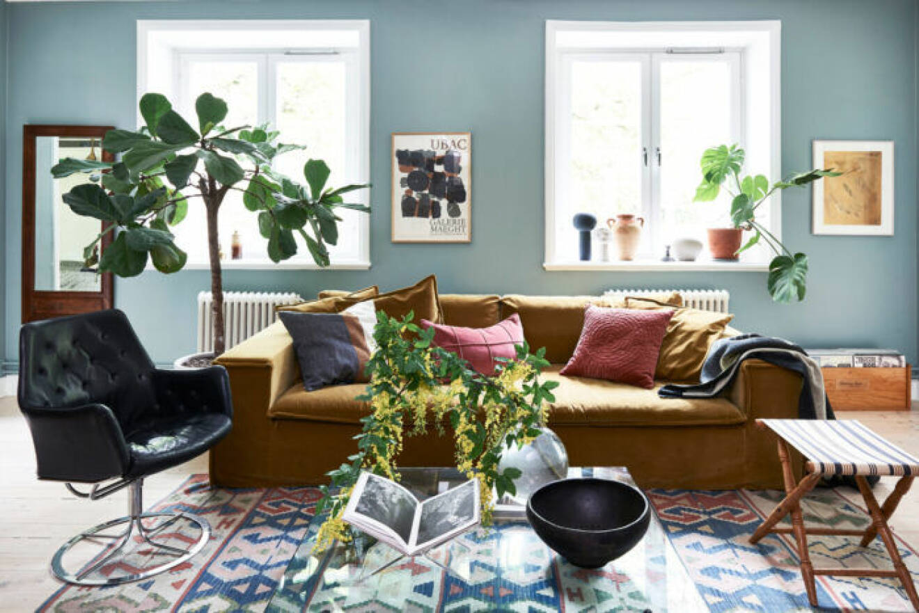 Maxat vardagsrum med ljusblåa väggar och färgstarka möbler