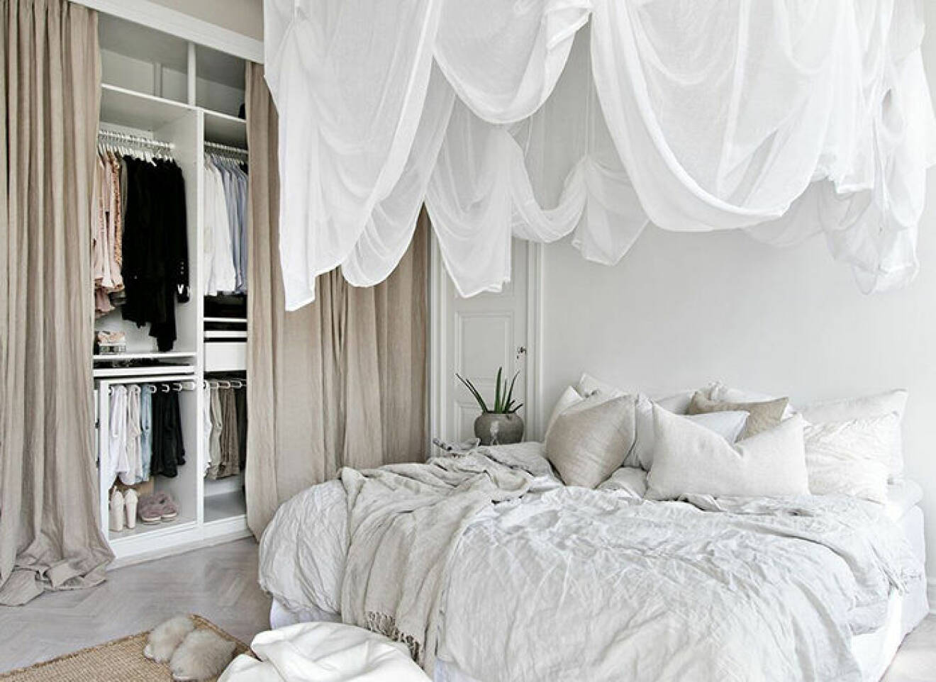 Harmoniskt sovrum i beige och vitt 