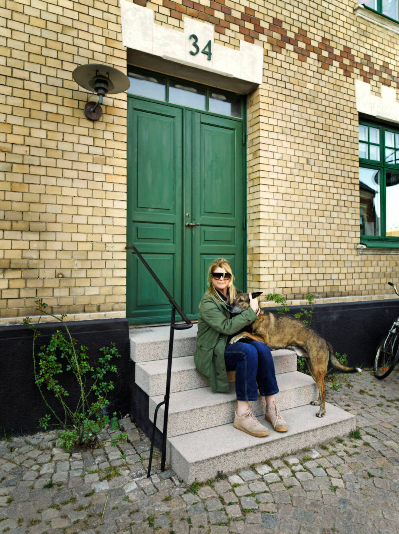 Sofia Linfeldt utanför sitt hem i Skåne