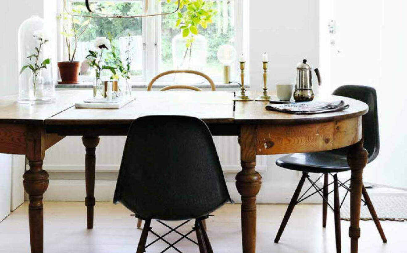 Köksbord med blandade stolar