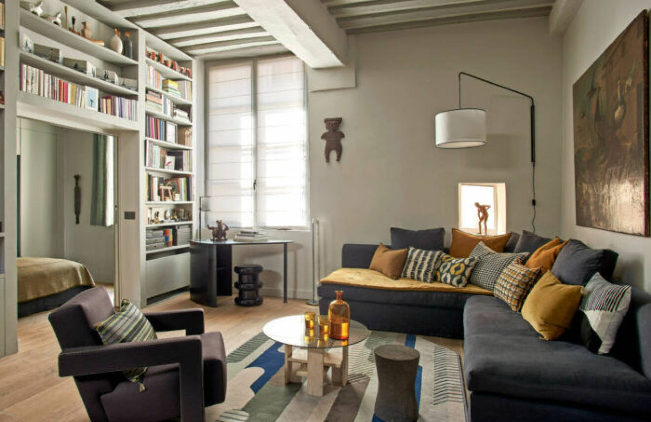 Ombonat vardagsrum med dova färger hemma hos designern Pierre de Gastines i Paris