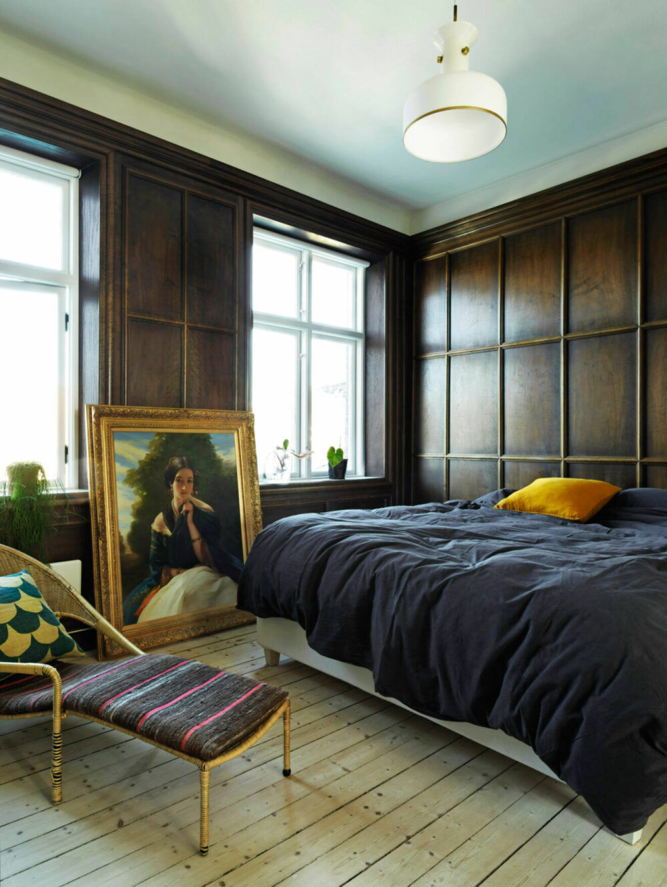 Sovrummet går i dova toner, med bruna väggar