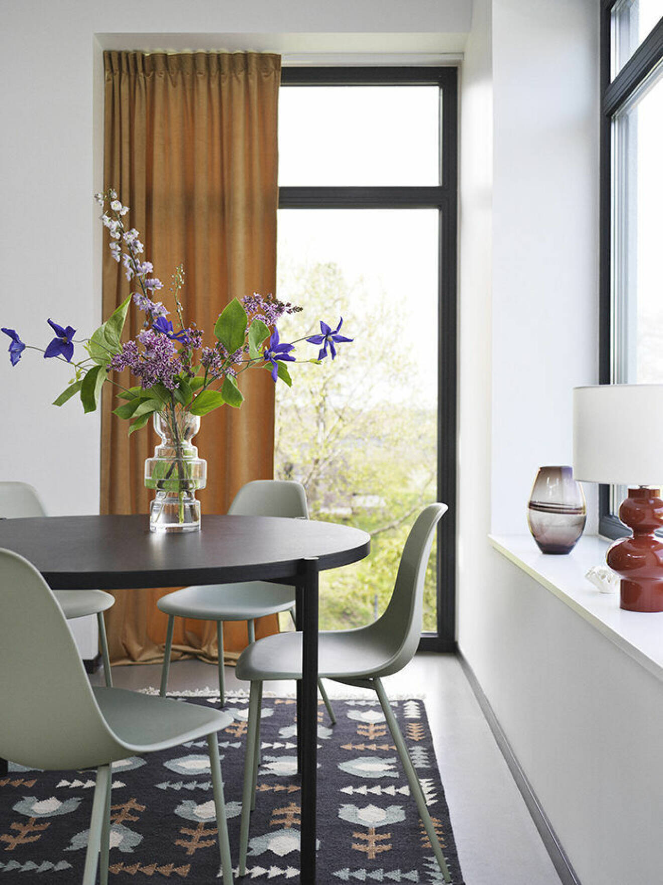 Matbord i miljöbild från Åhlens höstkollektion 2019, brun skala
