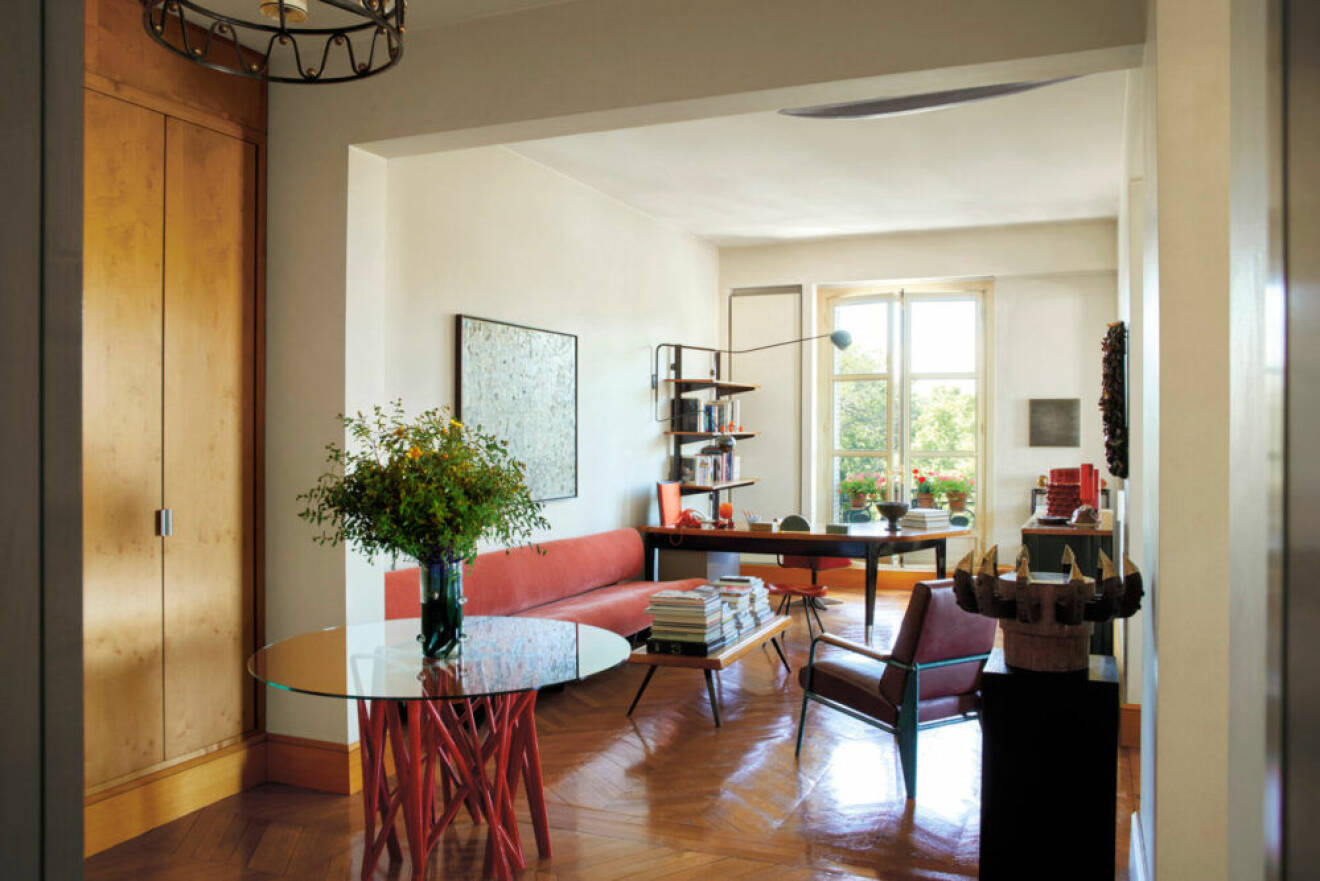 Vardagsrum med trägolv, växter och färgglada detaljer i Paris