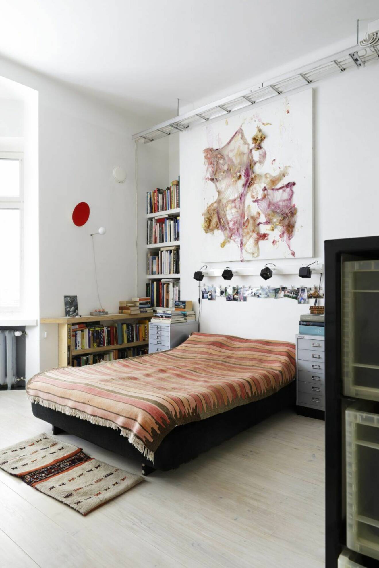Låg säng med rosaröda textilier i Helsingfors