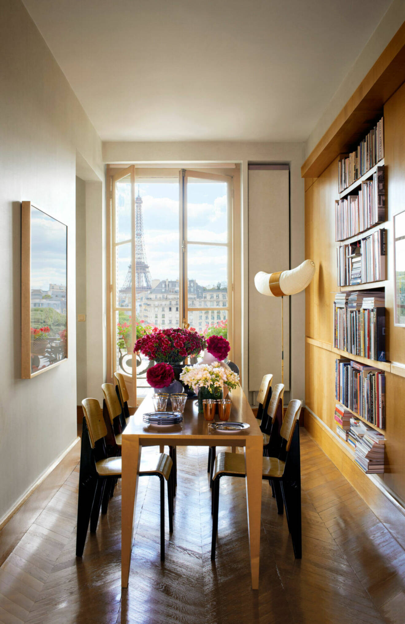 Matplats i trä med utsikt mot Eiffeltornet i Paris