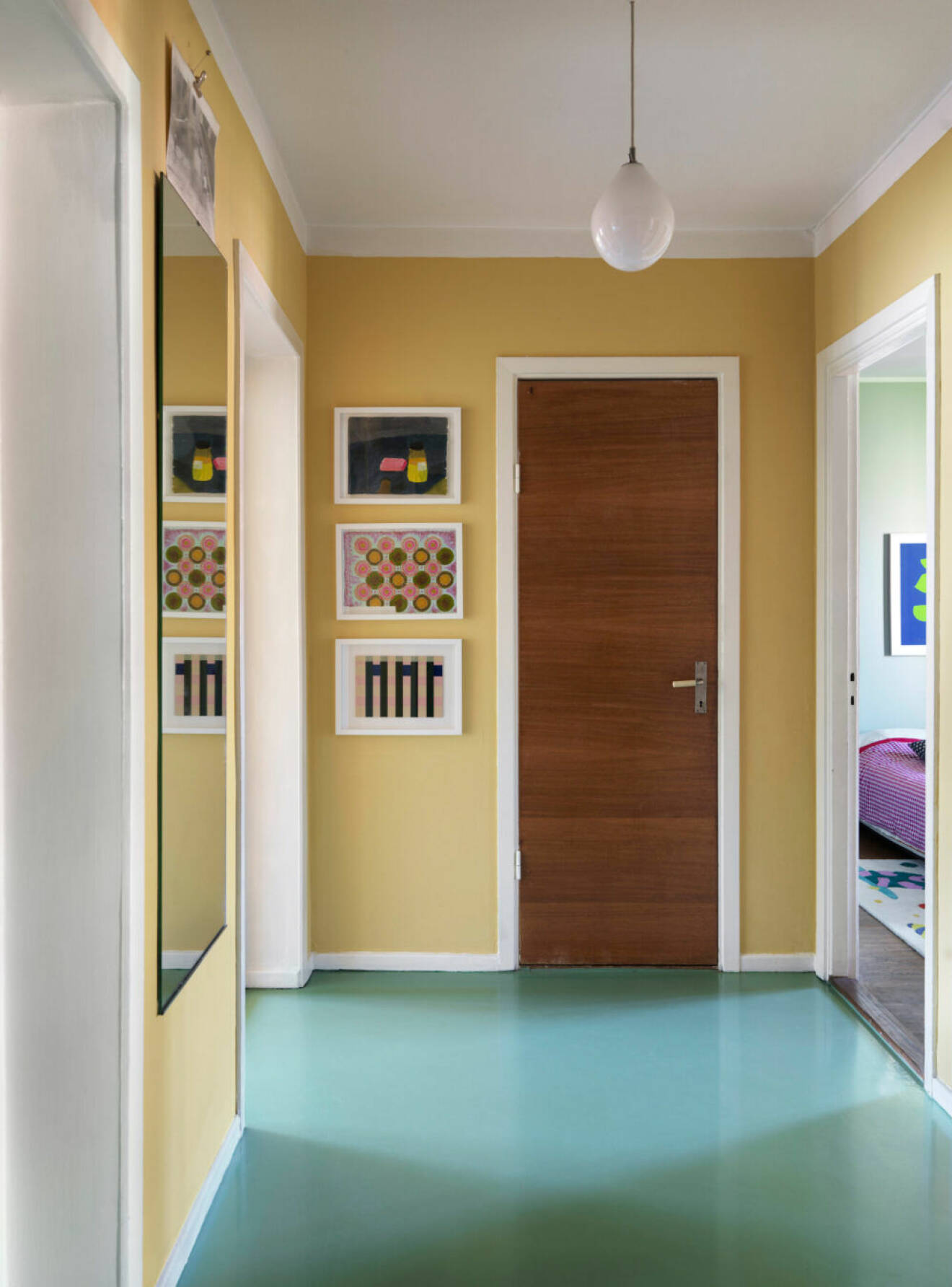 Färgglad lägenhet i Stockholm, hall i gult