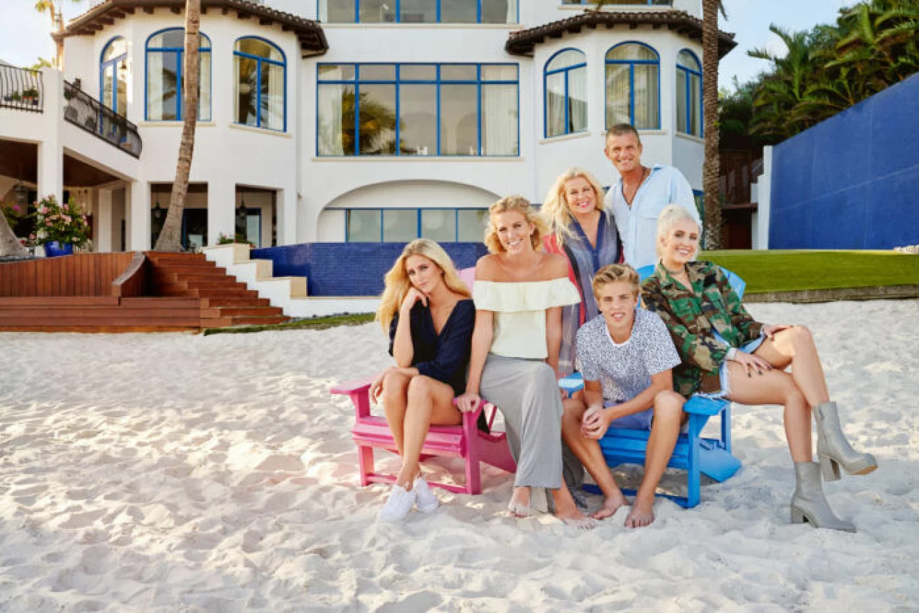 En bild på hela familjen Parnevik, som nu säljer lyxvillan i Florida. 