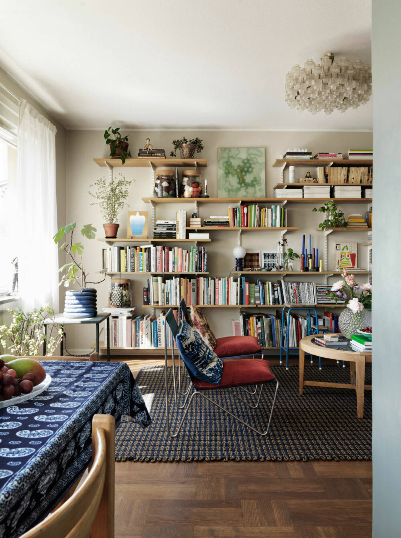 Färgglad lägenhet i Stockholm, bokhylla från golv till tak