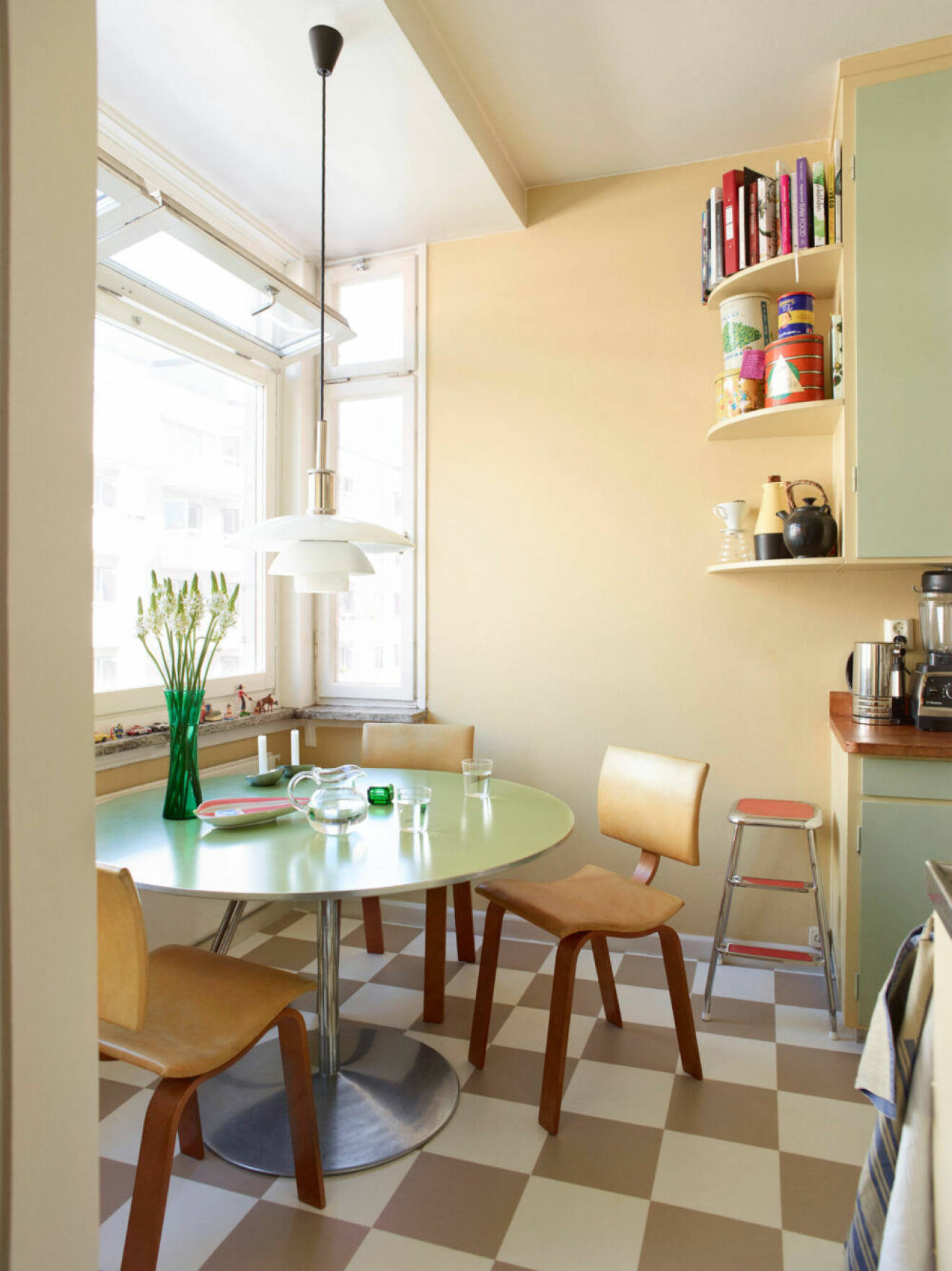 Mintgrönt kök med rutigt golv hos Ursula Wångander
