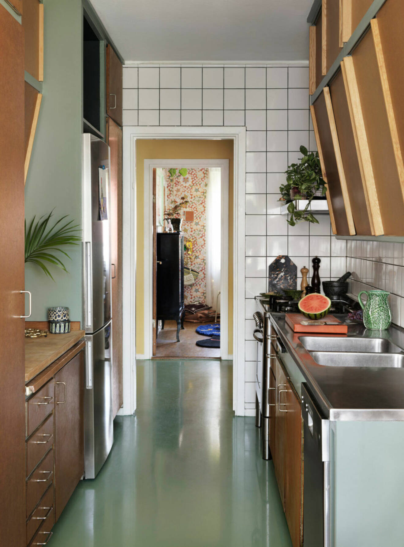 Färgglad lägenhet i Stockholm, kök i grönt och vitt kakel