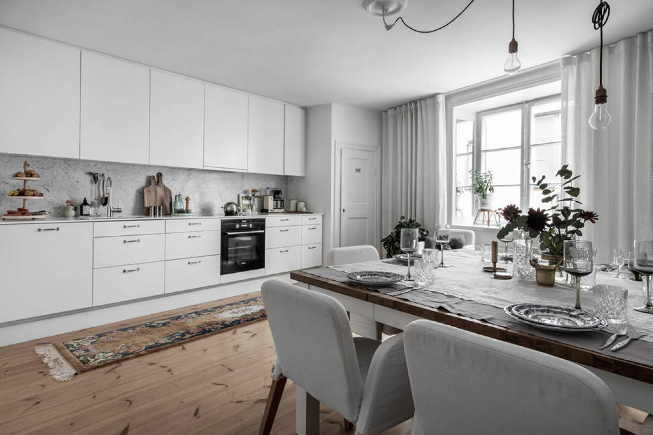 Modern kök i vitt och marmor i minihus på Södermalm