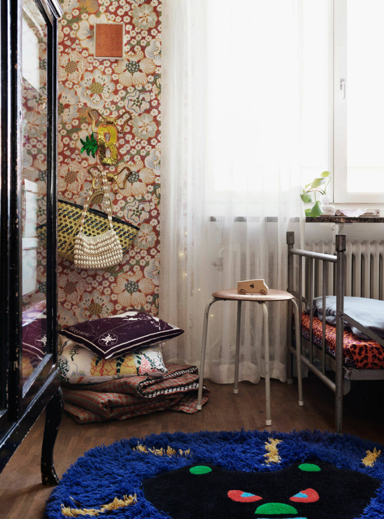 Färgglad lägenhet i Stockholm, blommiga tapeter