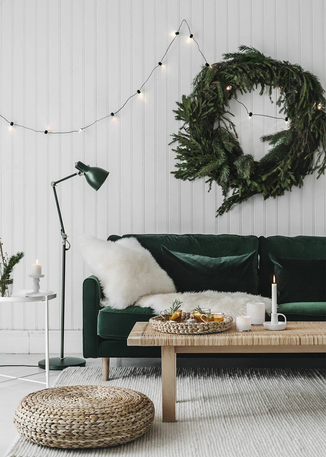Stor julkrans och mörkgrön sammetssoffa hos Ikea