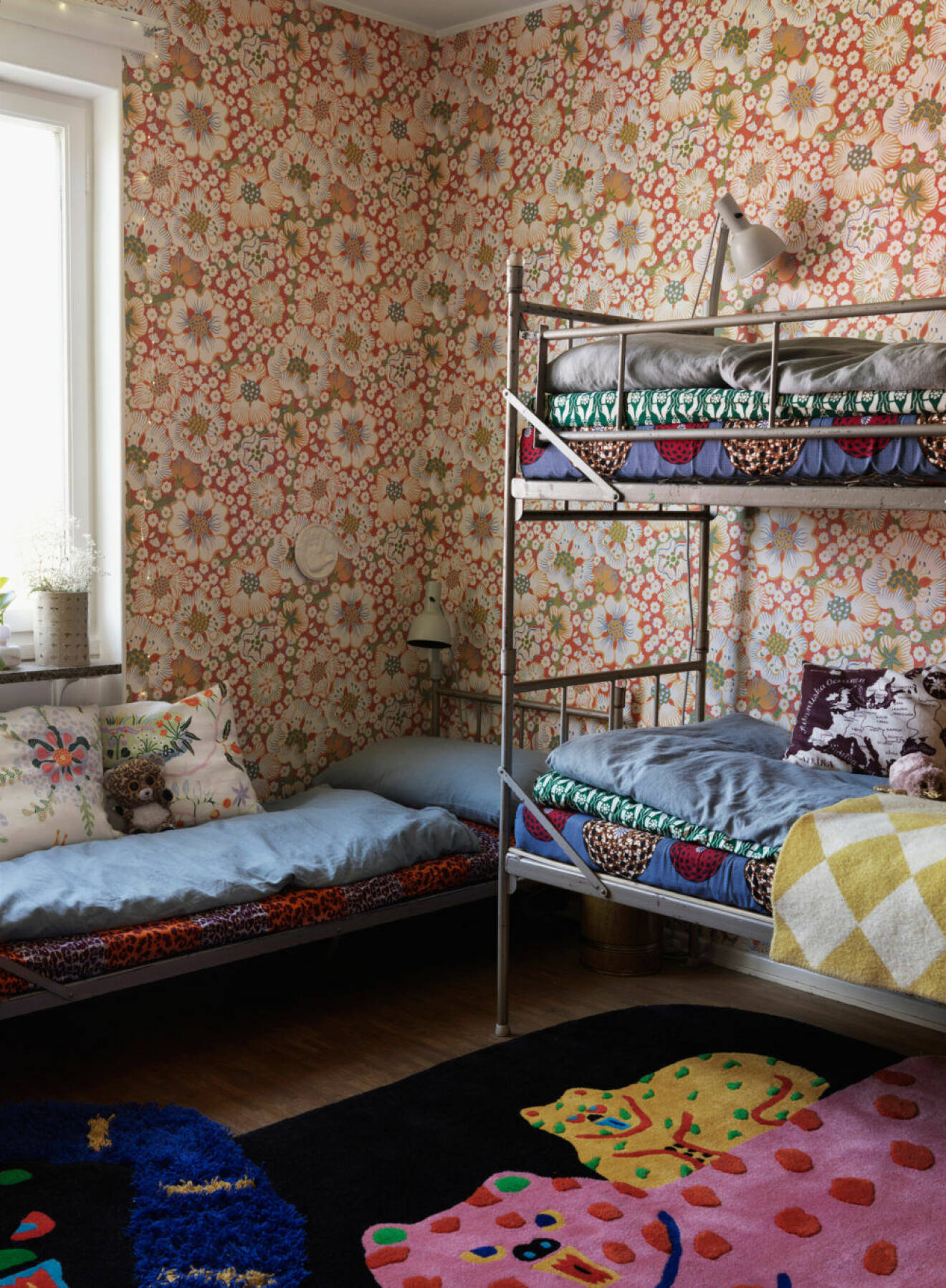 Färgglad lägenhet i Stockholm, sovrum med blommiga tapeter