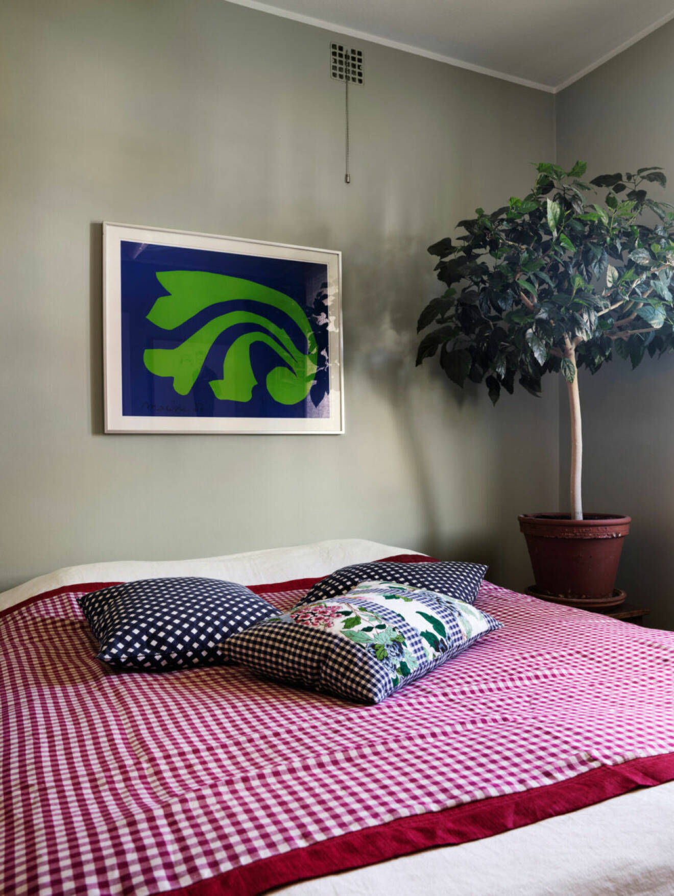 Färgglad lägenhet i Stockholm, grönmålat sovrum