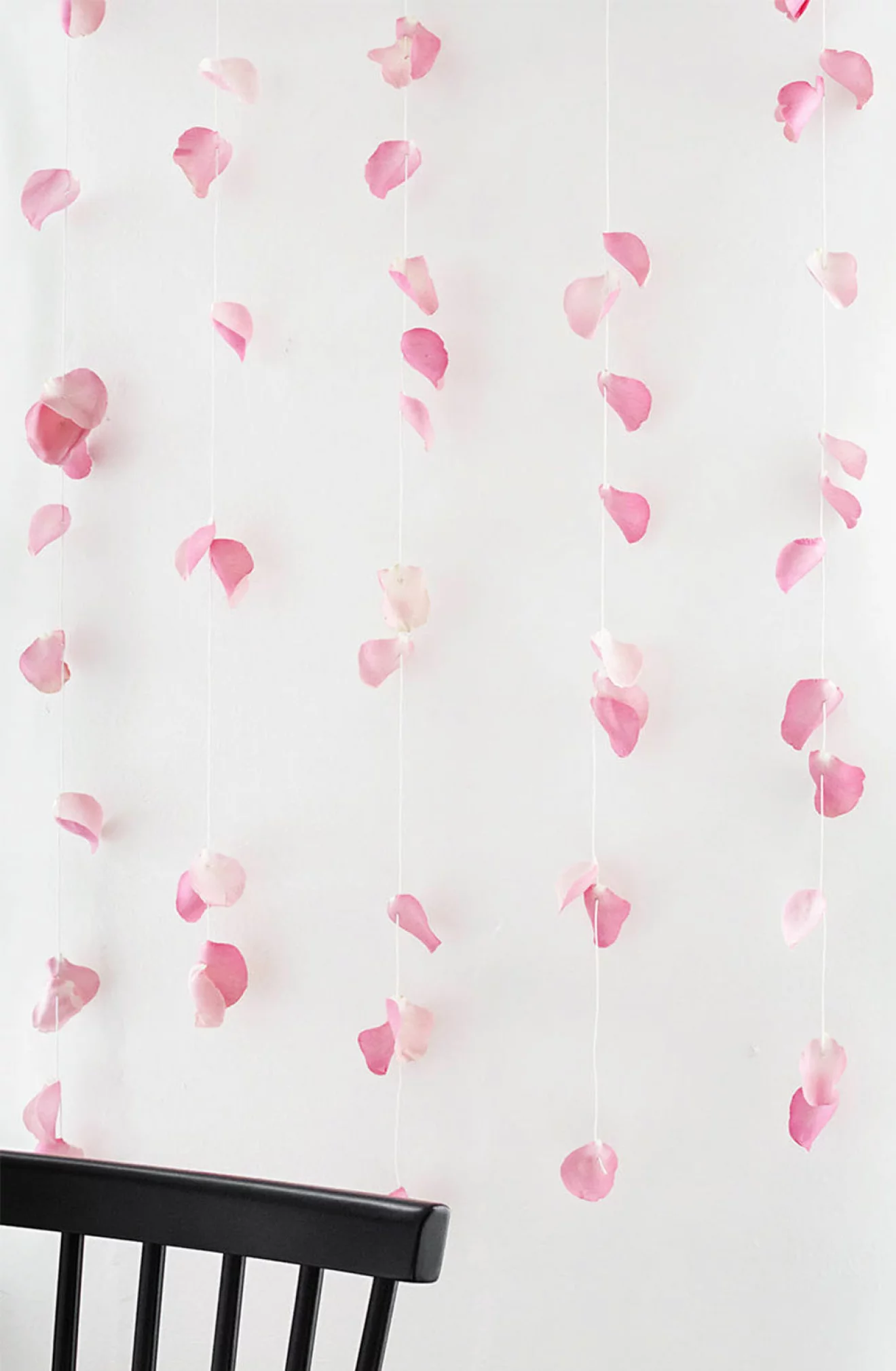 DIY-girlang med rosenblad till fest