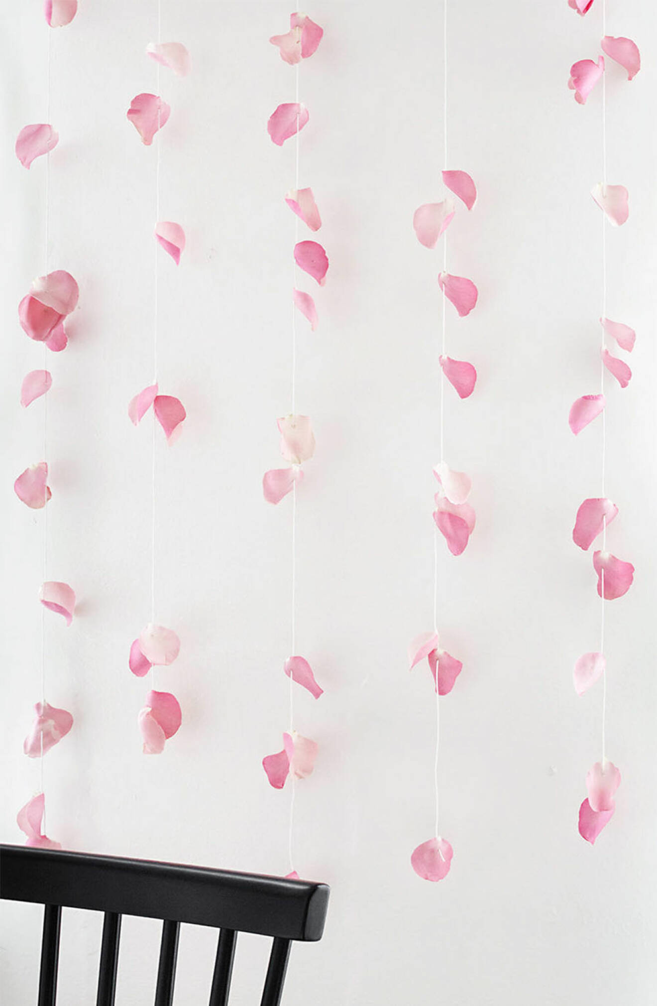 DIY-girlang med rosenblad till fest