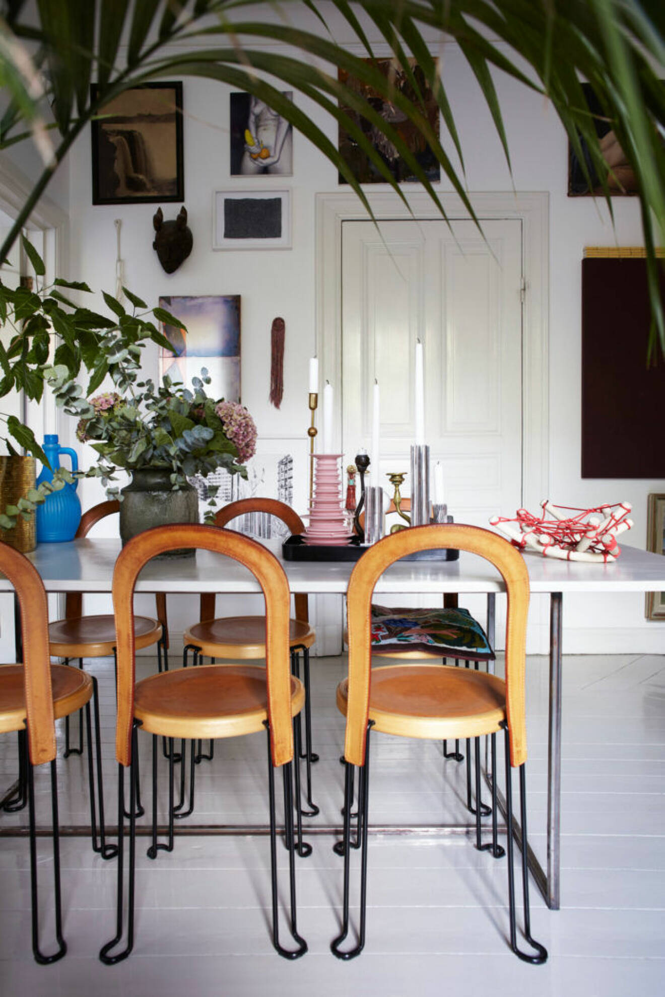 Matplats med växter och ljusbruna stolar Oblado från Blå Station