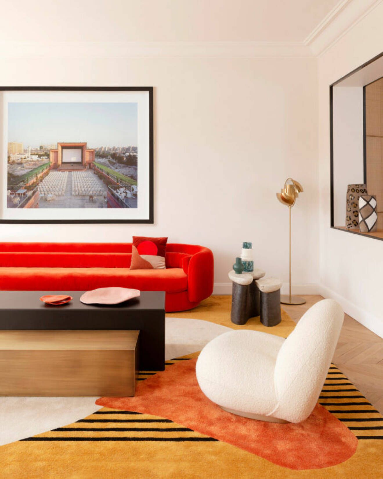Färgstarkt hem i Paris, röd soffa