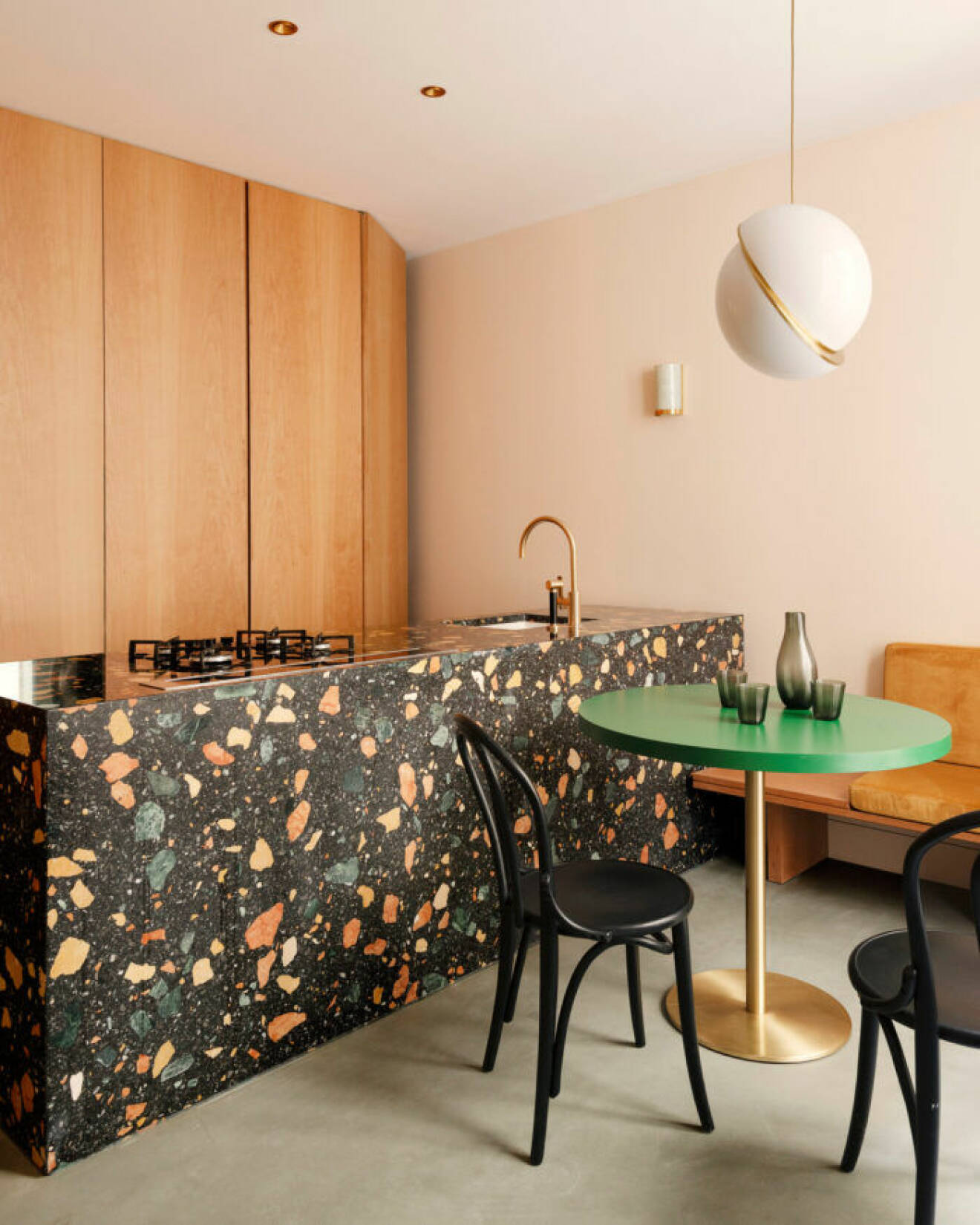 Färgstarkt hem i Paris, köksö i färgglad marmor