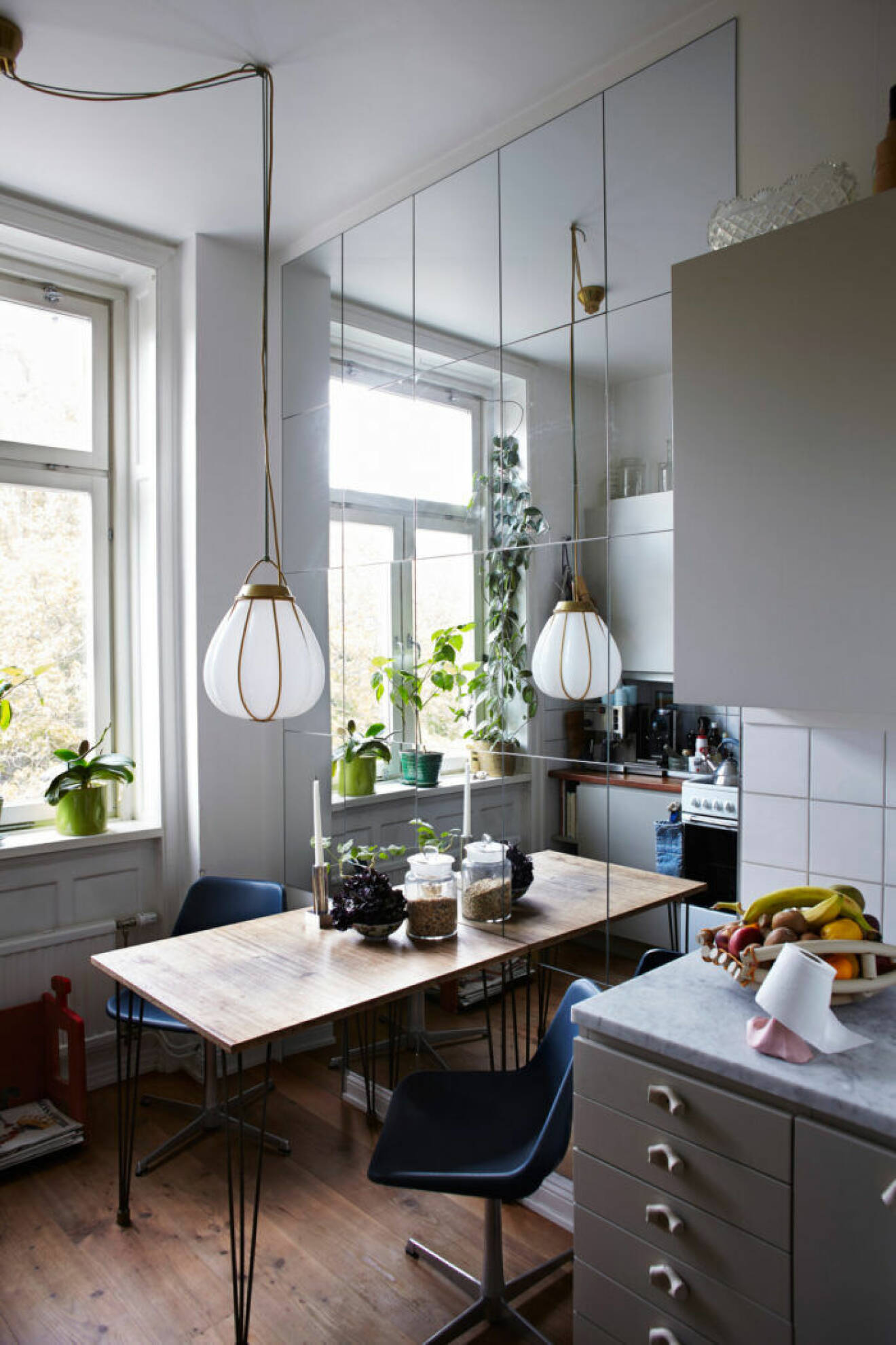 Spegelvägg i köket och gråmålade köksskåp från Alcro Designers