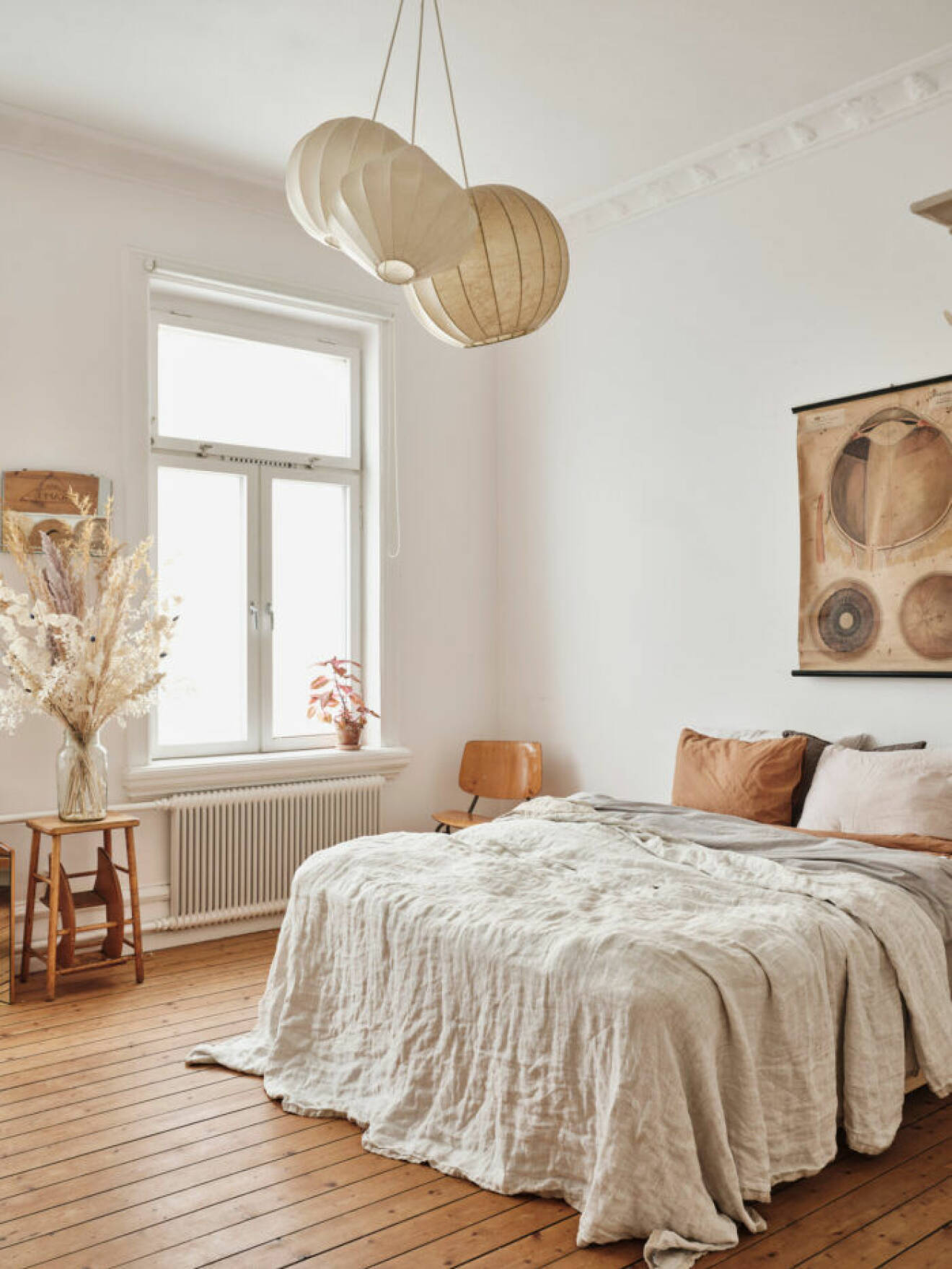 Sekelskifteslägenhet i Malmö, ljust sovrum med sfärisk belysning